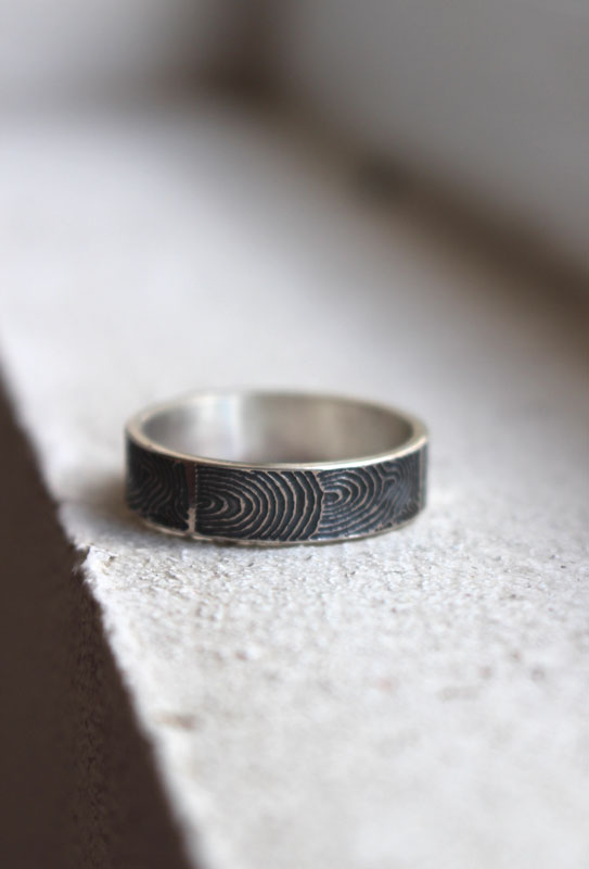 La huella del pasado, anillo neolítico del cairn de Gavrinis en plata