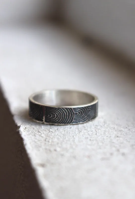 La huella del pasado, anillo neolítico del cairn de Gavrinis en plata