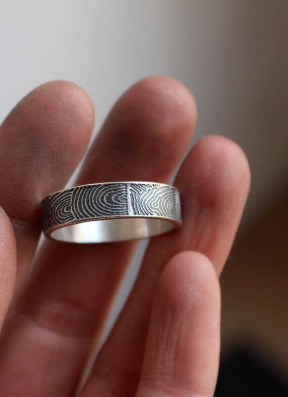 La huella del pasado, anillo neolítico del cairn de Gavrinis en plata