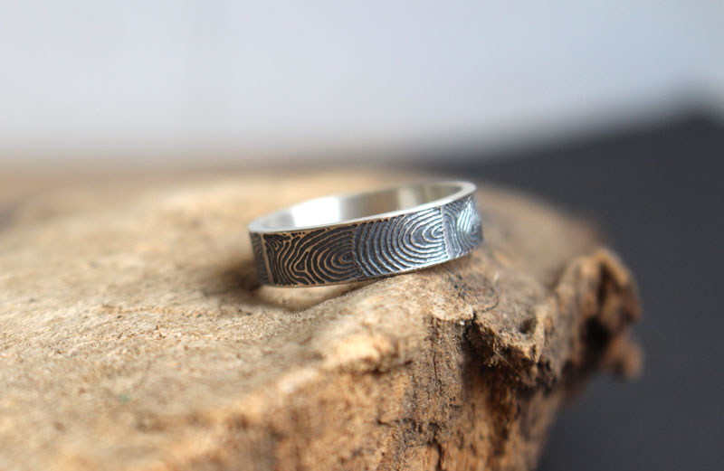La huella del pasado, anillo neolítico del cairn de Gavrinis en plata