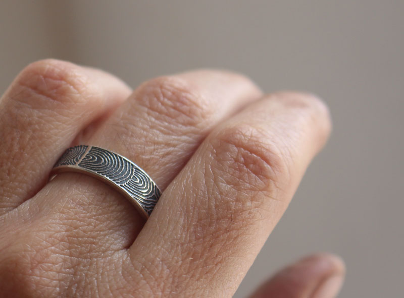 La huella del pasado, anillo neolítico del cairn de Gavrinis en plata