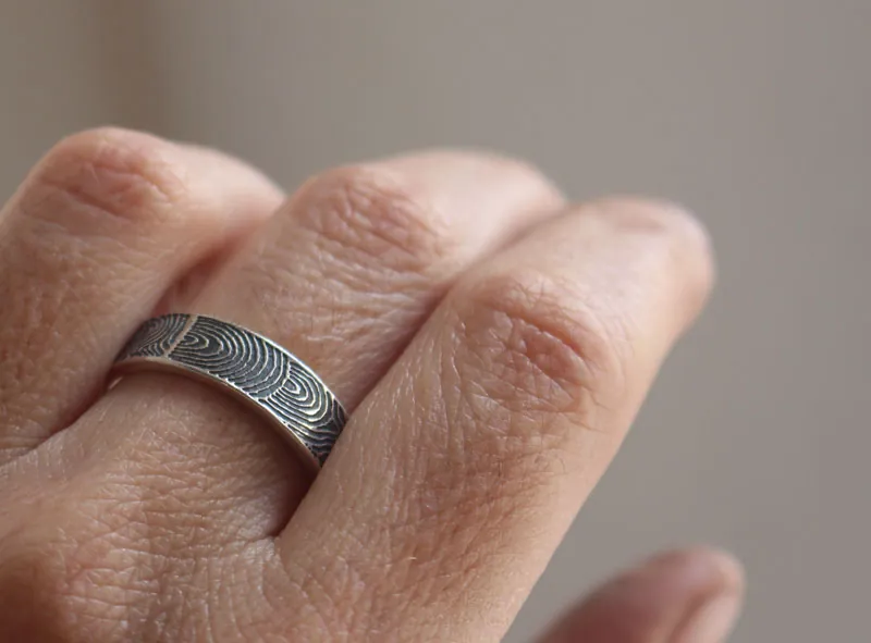 La huella del pasado, anillo neolítico del cairn de Gavrinis en plata