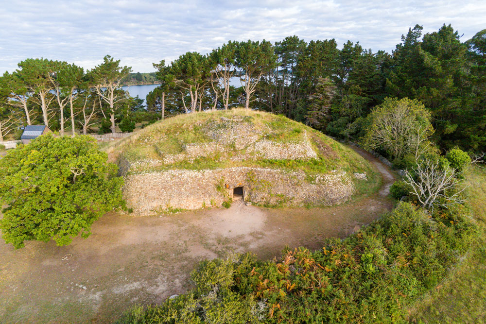 La huella del pasado, anillo neolítico del cairn de Gavrinis en plata