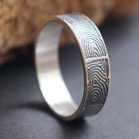 La huella del pasado, anillo neolítico del cairn de Gavrinis en plata