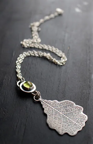 La leyenda del roble, collar árbol de la historia en plata y peridoto