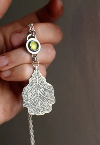 La leyenda del roble, collar árbol de la historia en plata y peridoto