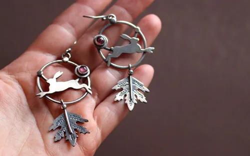 La liebre del amanecer, aretes campiranos en plata y turmalina rosa