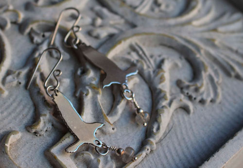 La ofrenda del cuervo, aretes ave leyenda nórdica en plata y labradorita