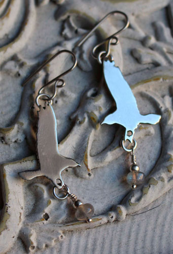 La ofrenda del cuervo, aretes ave leyenda nórdica en plata y labradorita