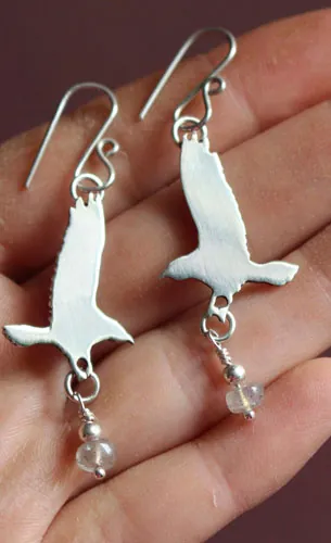 La ofrenda del cuervo, aretes ave leyenda nórdica en plata y labradorita
