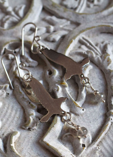 La ofrenda del cuervo, aretes ave leyenda nórdica en plata y labradorita