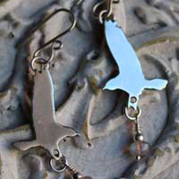 La ofrenda del cuervo, aretes ave leyenda nórdica en plata y labradorita