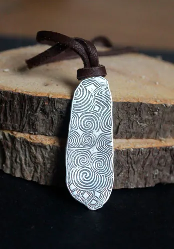 La piedra guardiana de Newgrange, collar estela neolítica de Irlanda en plata
