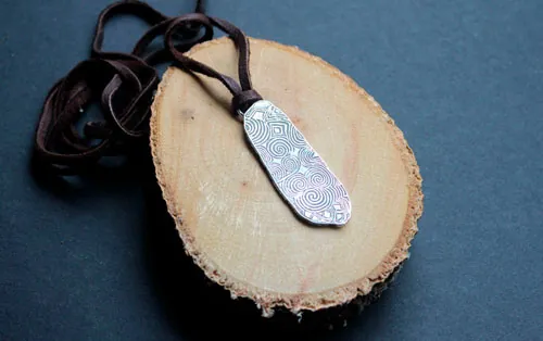La piedra guardiana de Newgrange, collar estela neolítica de Irlanda en plata