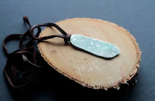 La piedra guardiana de Newgrange, collar estela neolítica de Irlanda en plata