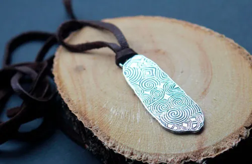 La piedra guardiana de Newgrange, collar estela neolítica de Irlanda en plata