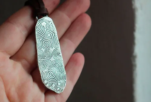 La piedra guardiana de Newgrange, collar estela neolítica de Irlanda en plata