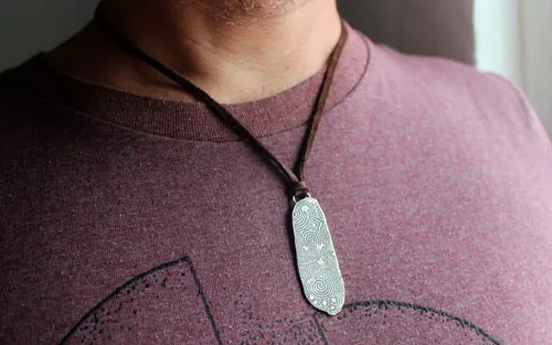 La piedra guardiana de Newgrange, collar estela neolítica de Irlanda en plata