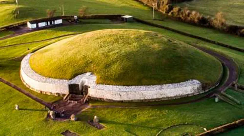 La piedra guardiana de Newgrange, collar estela neolítica de Irlanda en plata