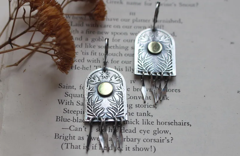 La puerta de las estrellas, aretes de plata y latón