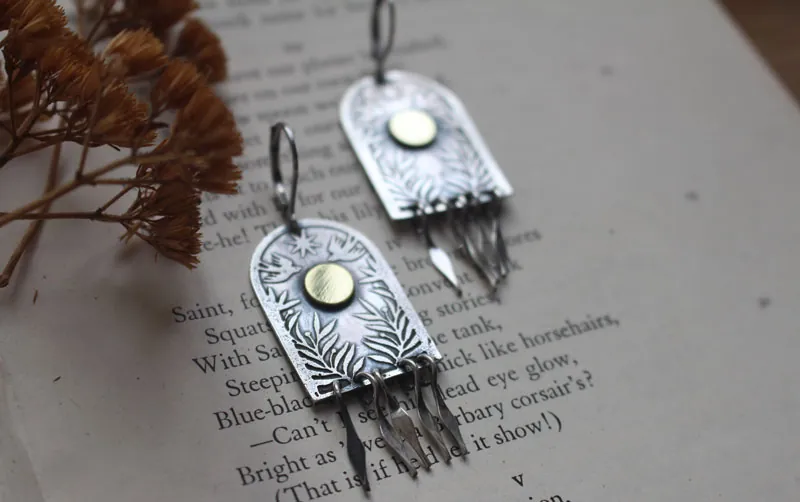 La puerta de las estrellas, aretes de plata y latón