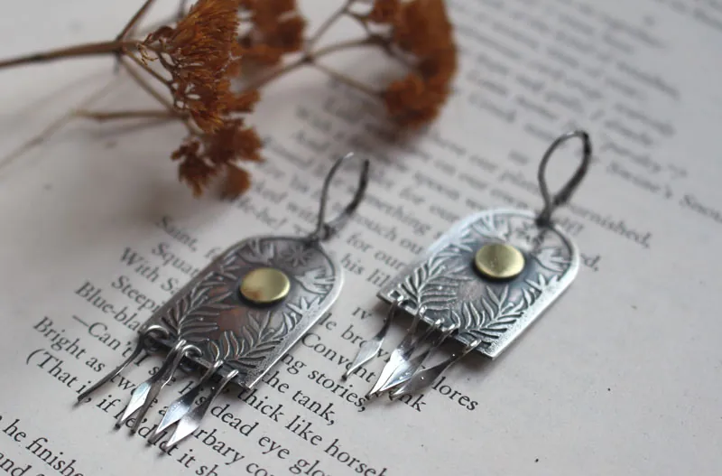 La puerta de las estrellas, aretes de plata y latón