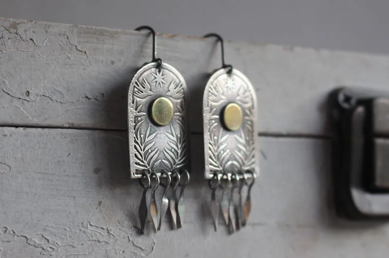 La puerta de las estrellas, aretes de plata y latón