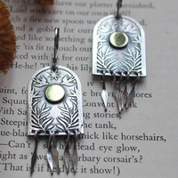 La puerta de las estrellas, aretes de plata y latón