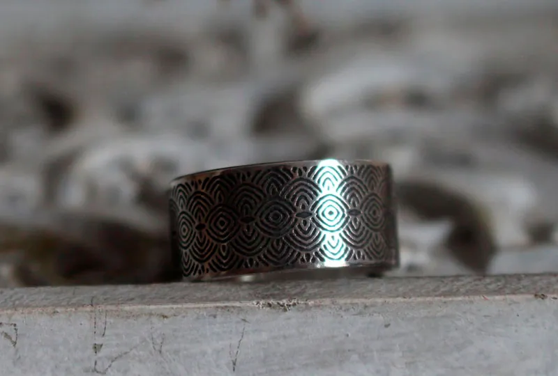 La puerta del pasado, anillo espirales y círculos neolíticos en plata