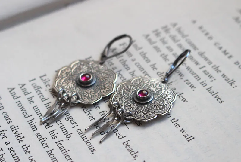 La rosa de Oriente, aretes roseta oriental en plata y rubí