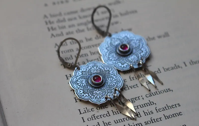 La rosa de Oriente, aretes roseta oriental en plata y rubí