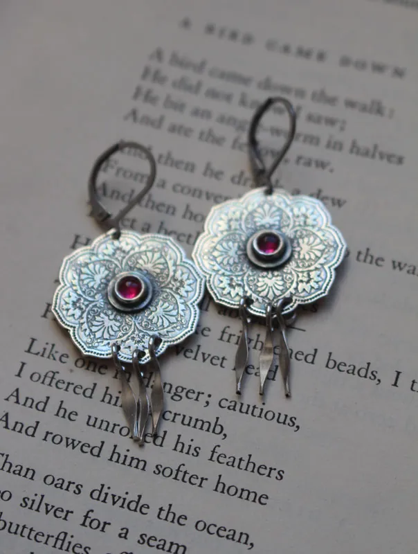 La rosa de Oriente, aretes roseta oriental en plata y rubí