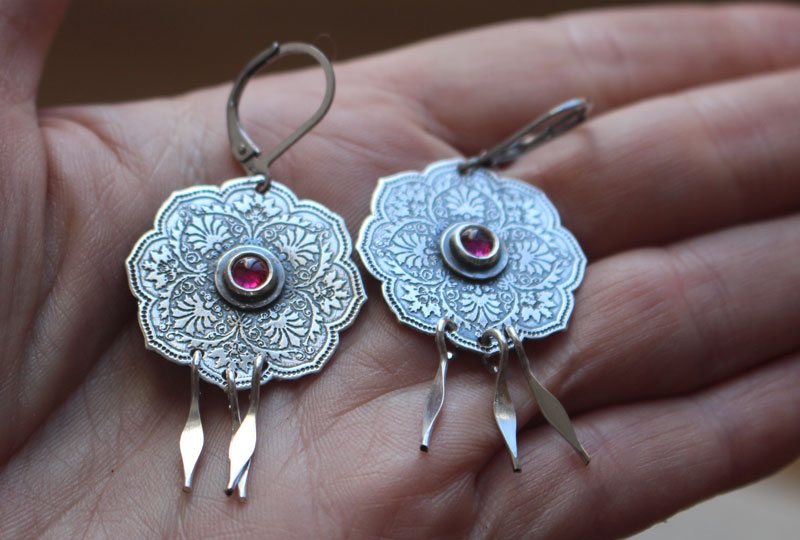 La rosa de Oriente, aretes roseta oriental en plata y rubí
