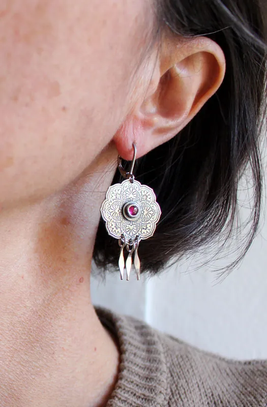 La rosa de Oriente, aretes roseta oriental en plata y rubí