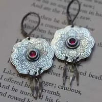 La rosa de Oriente, aretes roseta oriental en plata y rubí