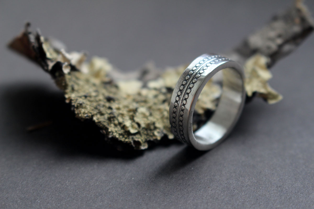 La rueda del tiempo, anillo cronología memento mori en plata