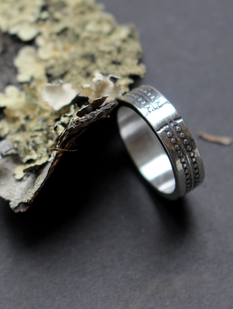 La rueda del tiempo, anillo cronología memento mori en plata