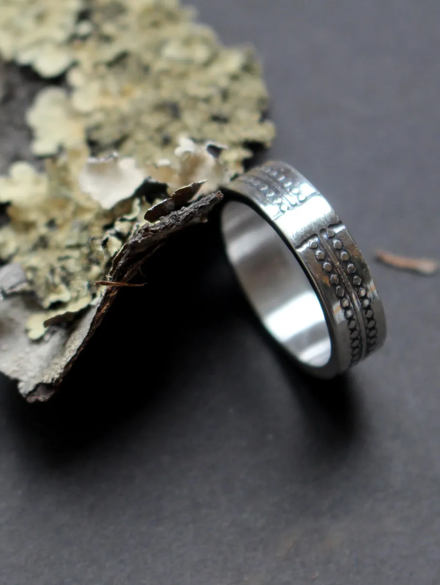 La rueda del tiempo, anillo cronología memento mori en plata