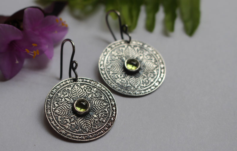 La tierra, aretes mandala terrestres en plata y peridoto