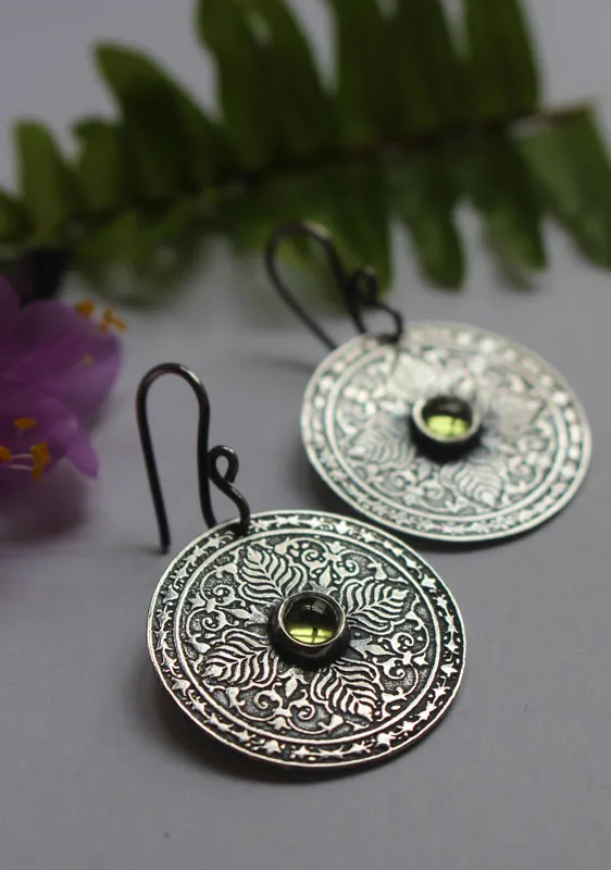 La tierra, aretes mandala terrestres en plata y peridoto
