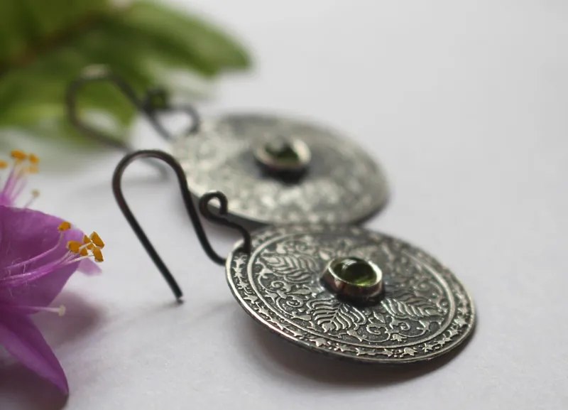 La tierra, aretes mandala terrestres en plata y peridoto