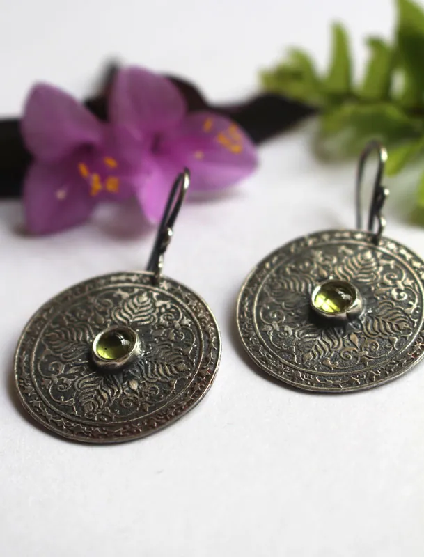 La tierra, aretes mandala terrestres en plata y peridoto