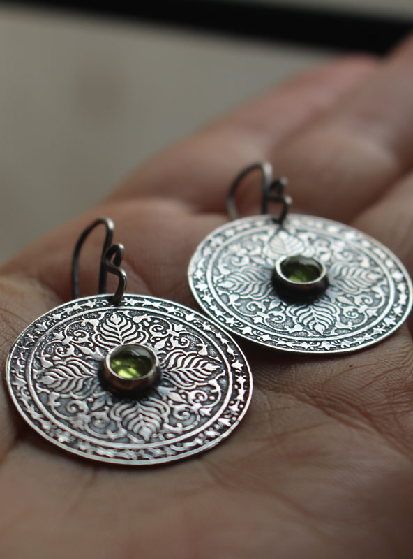 La tierra, aretes mandala terrestres en plata y peridoto
