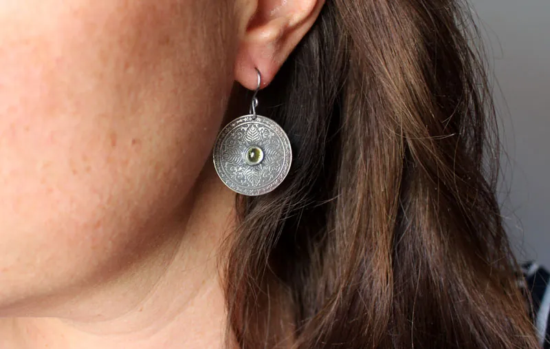 La tierra, aretes mandala terrestres en plata y peridoto