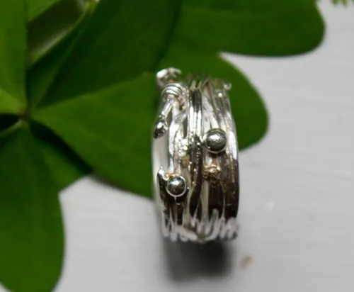 Las raíces del azar, anillo de tejido del hilo de la vida griego en plata