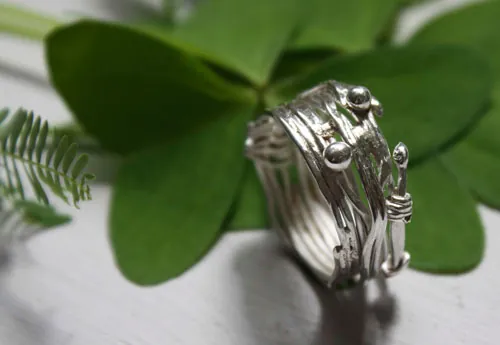 Las raíces del azar, anillo de tejido del hilo de la vida griego en plata