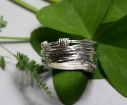 Las raíces del azar, anillo de tejido del hilo de la vida griego en plata
