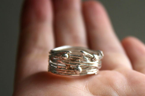 Las raíces del azar, anillo de tejido del hilo de la vida griego en plata