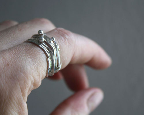 Las raíces del azar, anillo de tejido del hilo de la vida griego en plata