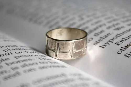 Latido del corazón, anillo línea de vida en plata